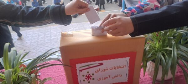 شور و نشاط دانش‌آموزان مدرسه حضرت معصومه (س) ناحیه 4 کرج در انتخابات شورای دانش‌آموزی