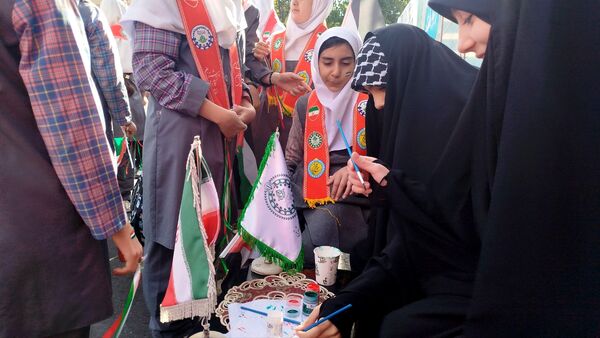 غرفه نسل افتخار سازمان دانش‌آموزی استان آذربایجان شرقی در راهپیمایی ۱۳‌ آبان