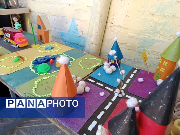 نمایشگاه  دست‌های کوچک، اندیشه‌های بزرگ در میبد