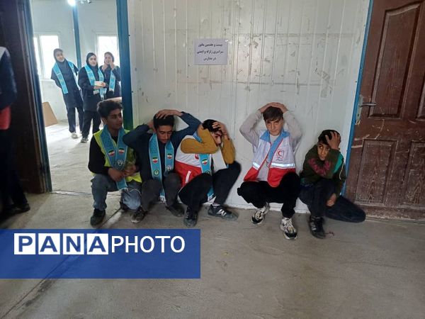 اجرای مانور سراسری زلزله در مدرسه شهید نوری مرزآباد شهرستان خدا آفرین