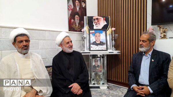 دیدار مسئولان آموزش و پرورش قم با خانواده شهید «حسین نجفی»