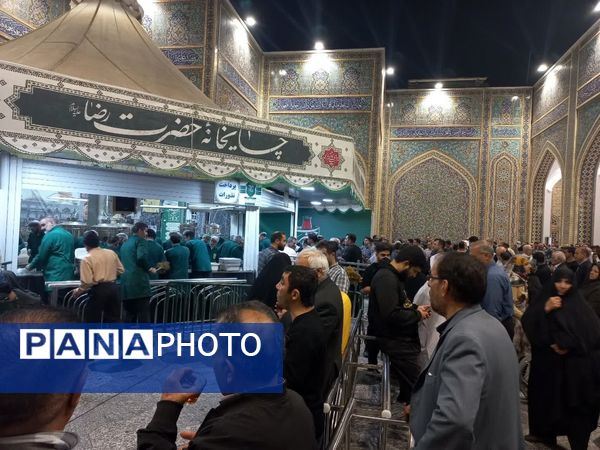 سیل عظیم زائران و مجاوران حرم امام رضا (ع) در شب ولادت یازدهمین امام شیعیان