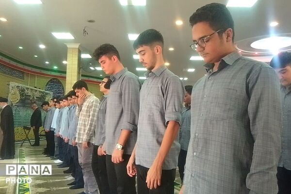 اقامه اولین نماز ماه مهر در دبیرستان حکمت نبوی ناحیه دو شهرری 