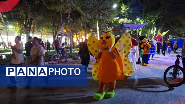 کارناوال عروسکی جشنواره فیلم‌های کودکان و نوجوانان در چهارباغ اصفهان 