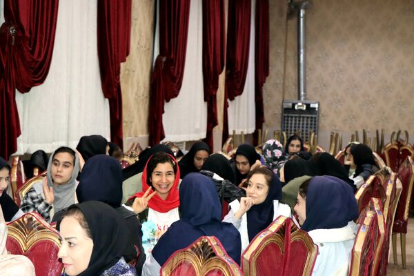 جشن فارغ‌التحصیلی دانش‌آموزان دختر بروجنی