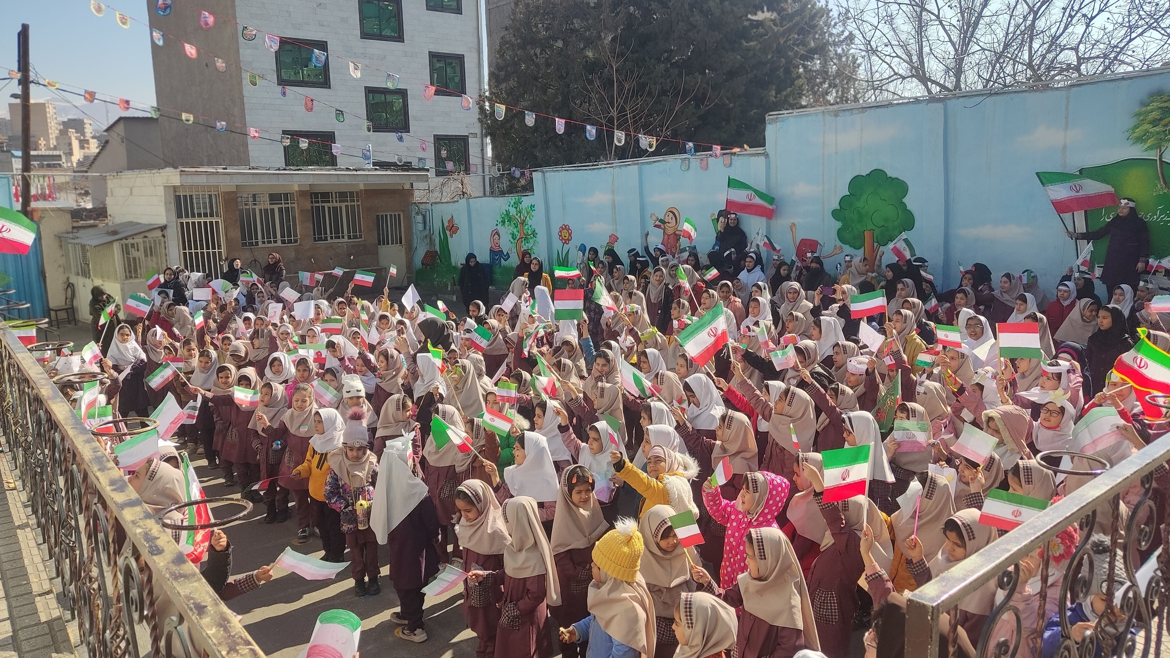 نکوداشت ایام الله دهه مبارک فجر در مدارس آزادواری یک و شهید رجایی یک منطقه پردیس 