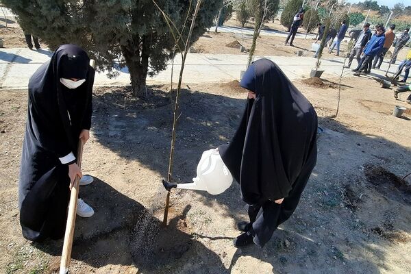 کاشت نهال توسط دانش‌آموزان دبیرستان سعادت کهریزک در محوطه حرم امام خمینی (ره)