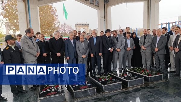 مراسم استقبال از وزیر آموزش و پرورش در گلزار شهدای نیشابور 