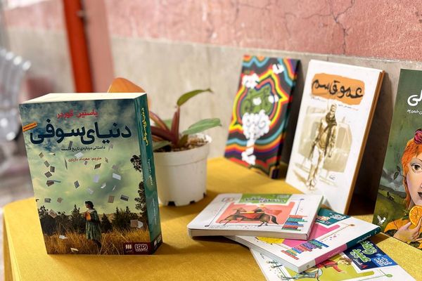 وقتی کتاب‌ها در مدرسه صف می‌کشند؛ استقبال پرشور دانش‌آموزان از نمایشگاه کتاب