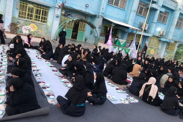 برگزاری مراسم افطار و طعام در دبیرستان فتح المبین ناحیه دو شهرری 