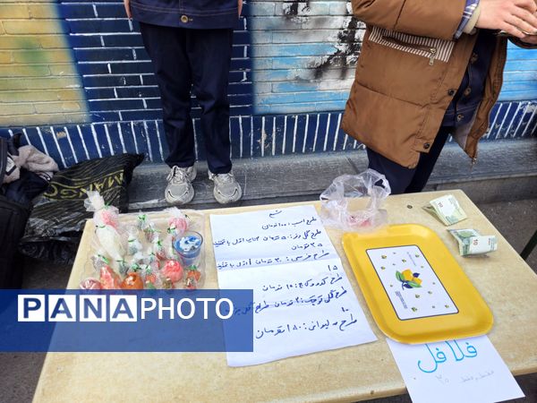  بازارچه دانش آموزی به مناسبت سالگرد پیروزی انقلاب اسلامی در دبستان پسرانه پاسدارن ناحیه ۳