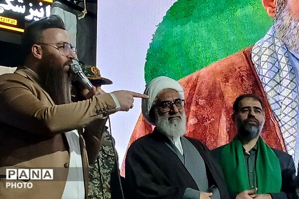 دختران «جان فدای ایران» در میدان امام خمینی(ره) ورامین 