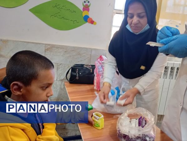 اجرای طرح وارنیش فلوراید در دبستان شهید پسندیده فدافن 