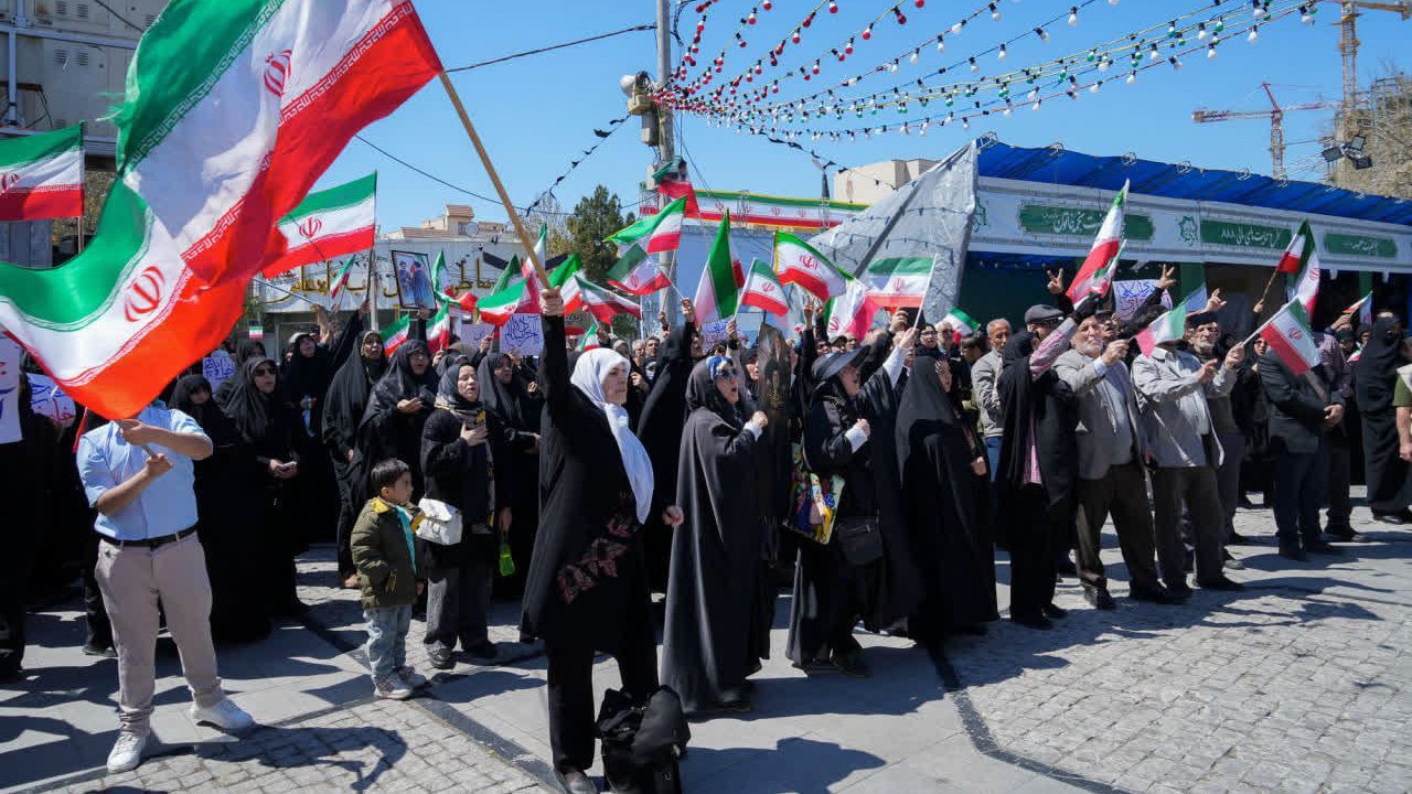 آیین شکوه هنرمندان و شهروندان کرجی در اجتماعات مردمی 