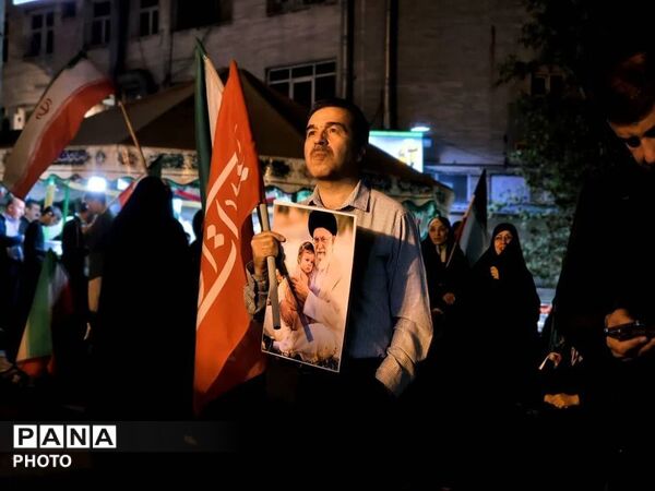 اشک‌های میناب در آغوش تهران؛ خانواده شهدا در میدان طهرانی‌مقدم