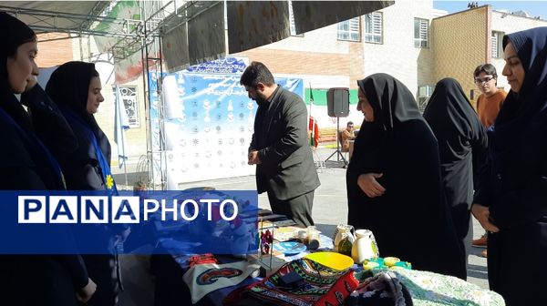 اولین نمایشگاه ماها در دبیرستان فرزانگان ۲ دوره دوم ناحیه ۷ مشهد