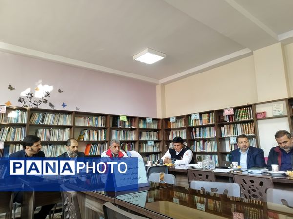 جلسه هماهنگی مانور زلزله در کتابخانه مدرسه غدیر یک قدس