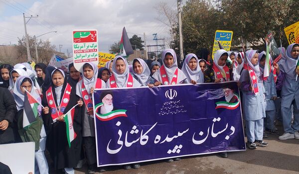 راهپیمایی روز ۱۳ آبان در شهرستان صالح آباد