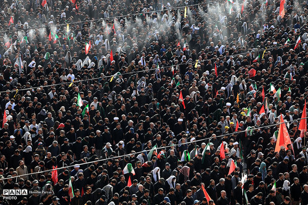  اقامه نماز بر پیکر مطهر رهبر شهید انقلاب و شهدای خانواده ایشان