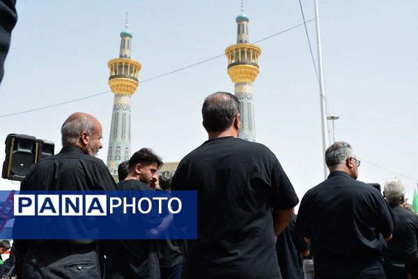 پرچم‌های عزا بر فراز حرم امام رضا(ع)