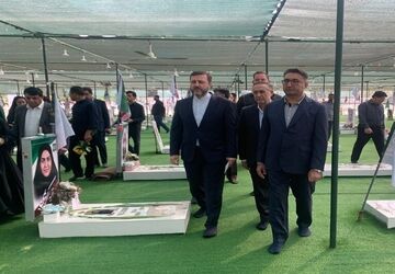 ادای احترام معاون ‌حقوقی وزارت امور خارجه به شهدای میناب