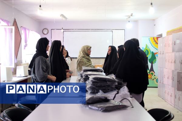 هنرستانی‌ها در نقش تولید کننده، دوخت لباس فرم دانش‌آموزان به دست هنرستانی‌های قدس