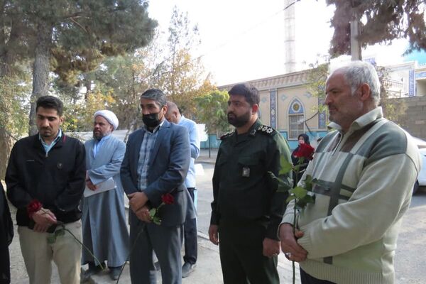 احترام به مقام شهدا با حضور فرماندهان و بسیجیان در گلزار بی‌بی سکینه(س) شهرستان ملارد