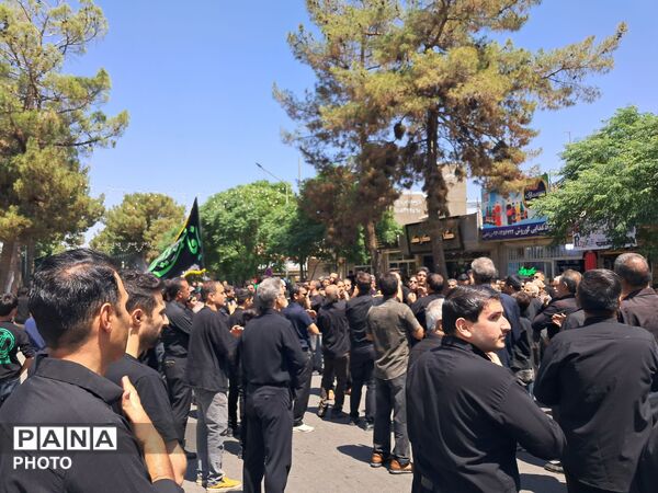 ورود هیئت‌های عزاداری به مهدیه کاشمر در هشتمین روز محرم