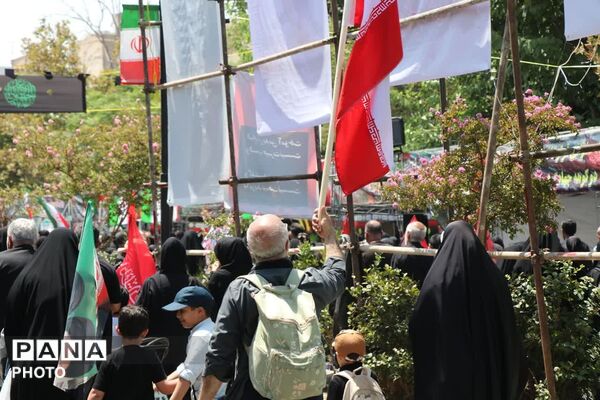 کیلومترها دورتر از حسین(ع)، اما قدم در را او