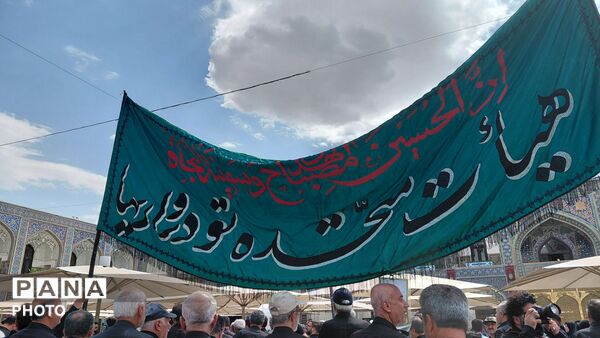 عزاداری گسترده زائران در صحن‌های حرم امام رضا (ع)