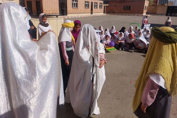 طلوع نشاط و انسجام؛ مراسم صبحگاهی تشکیلاتی در دبستان صدیقه کبری فیروزکوه 