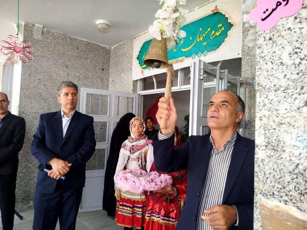 طلوع شکوفه‌های امید در دبستان امین زاده فاروج 