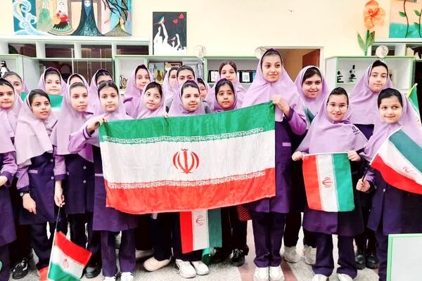 جشن دهه فجر با نقاشی‌های خلاقانه دانش‌آموزان پایه پنجم در کانون پرورشی تفت