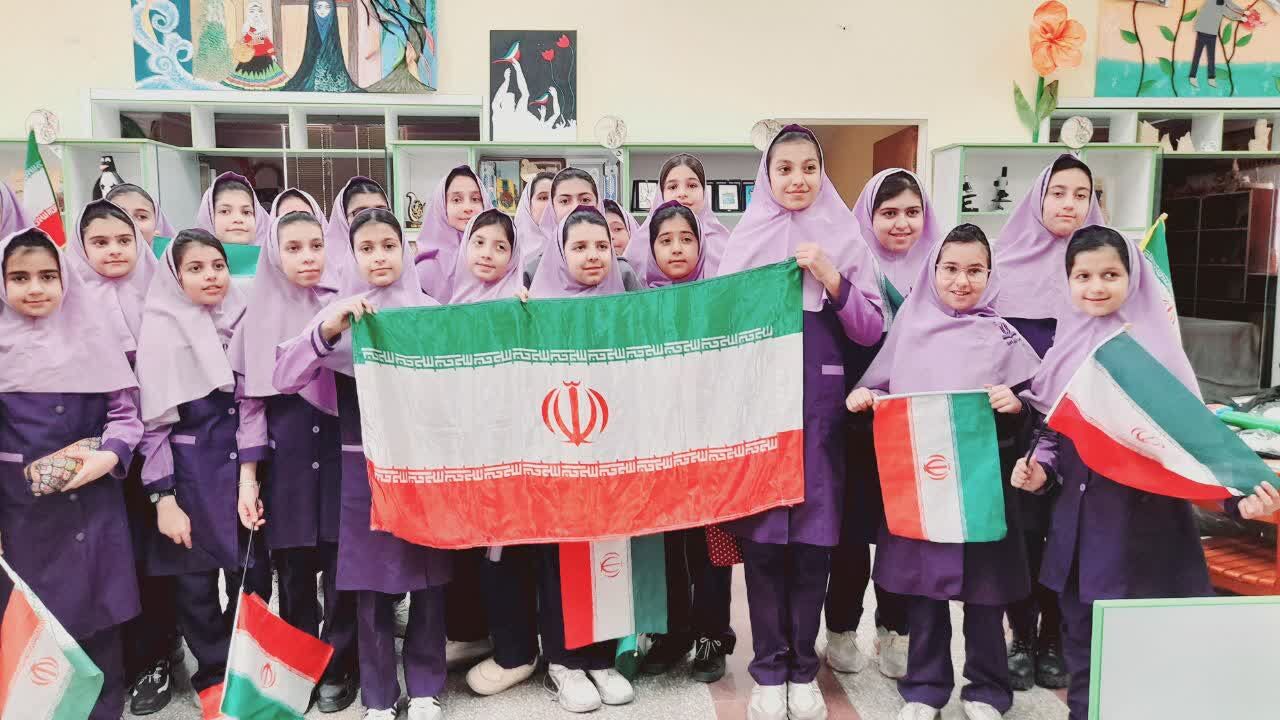 جشن دهه فجر با نقاشی‌های خلاقانه دانش‌آموزان پایه پنجم در کانون پرورشی تفت