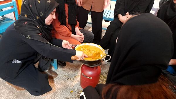 آموزش دوخت مقنعه و پخت و تزیین حلوا در کانون شماره 4 قم