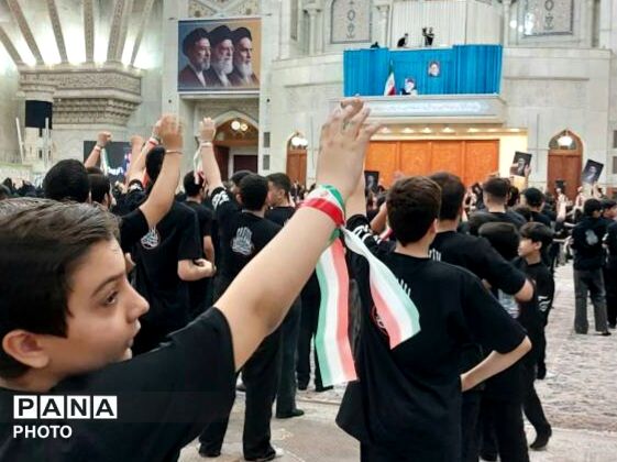 هم‌نوایی دانش‌آموزان منطقه ۵ تهران با سرود «باید برخاست» در سوگواری رهبر شهید