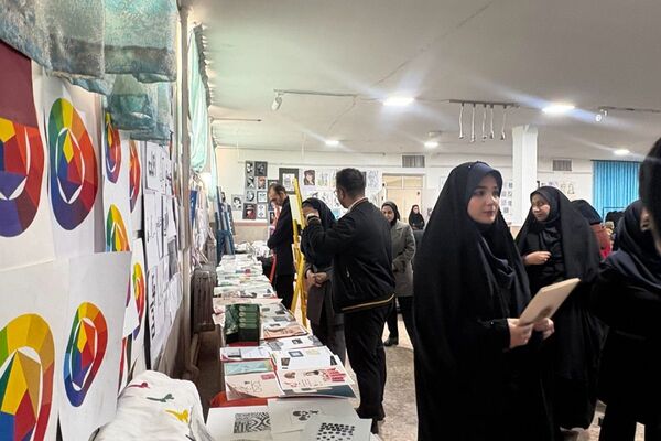 نمایشگاه دست‌سازه‌های خلاق در هنرستان تقوی‌پیشگان بهارستان۲