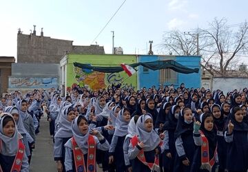  اجرای سرود همگانی (ایرانمون) توسط دانش آموزان مدرسه ناهید نخودی 