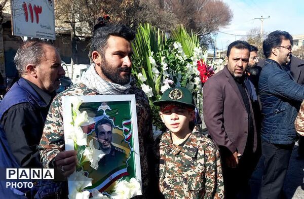 نهاوند فرزندان شهیدش را در آغوش گرفت