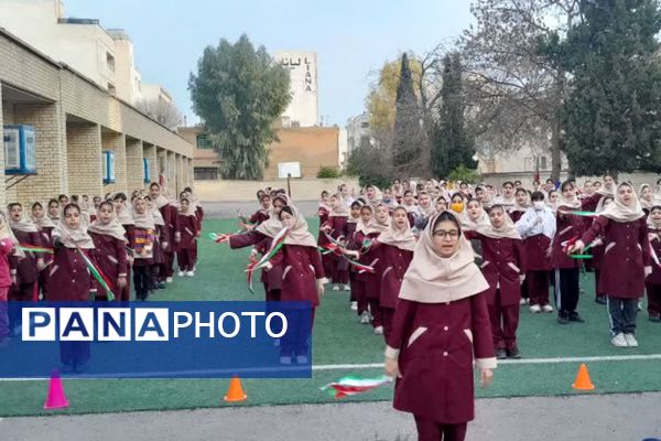 مراسم دهه فجر و برگزاری نمایشگاه دست‌سازهای دانش‌آموزی در دبستان شیخ کلینی