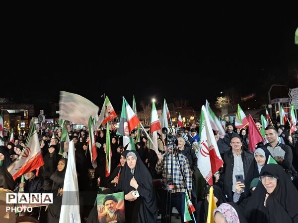 مردم شریف مشهد با شعار " هوا فضای سپاه، بزن به کاخ سیاه"  تاریکی شب‌ را روشن کردند