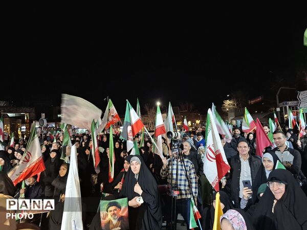 مردم شریف مشهد با شعار " هوا فضای سپاه، بزن به کاخ سیاه"  تاریکی شب‌ را روشن کردند