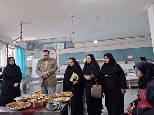 نمایشگاه دستاوردهای خلاقانه در هنرستان دخترانه دکتر مولوی