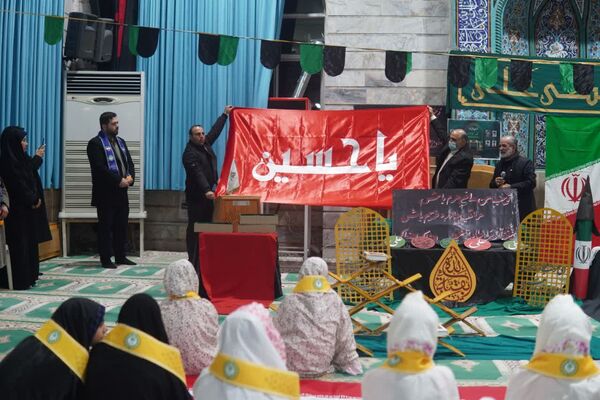 اعتکاف دانش‌آموزی با توزیع بسته «ایرانمون»