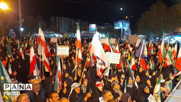 آسمان نورآباد لرستان با حضور پرشور مردم در هفتاد و پنجمین شب بیعت رهبری روشن شد