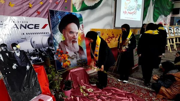 زنگ انقلاب در دبیرستان شاهد یاس نبی گناباد 