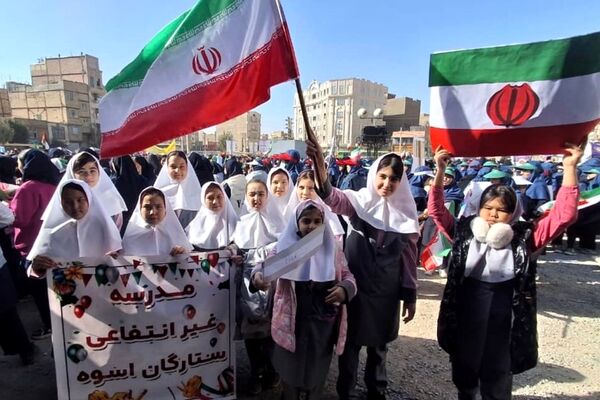 حضور پرشور دانش‌آموزان در راهپیمایی ۱۳آبان منطقه کهریزک 