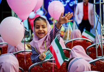 جشن شکوفه ها در کازرون همراه با لبخند مادران در آغاز راه علم آموزی

