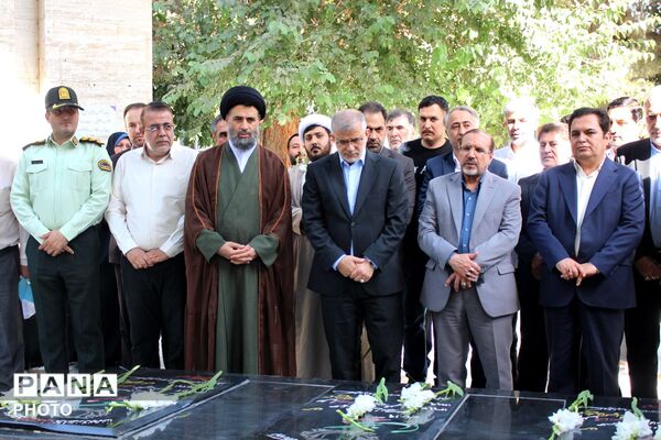  عطرافشانی مزار شهدای گمنام نظرآباد 