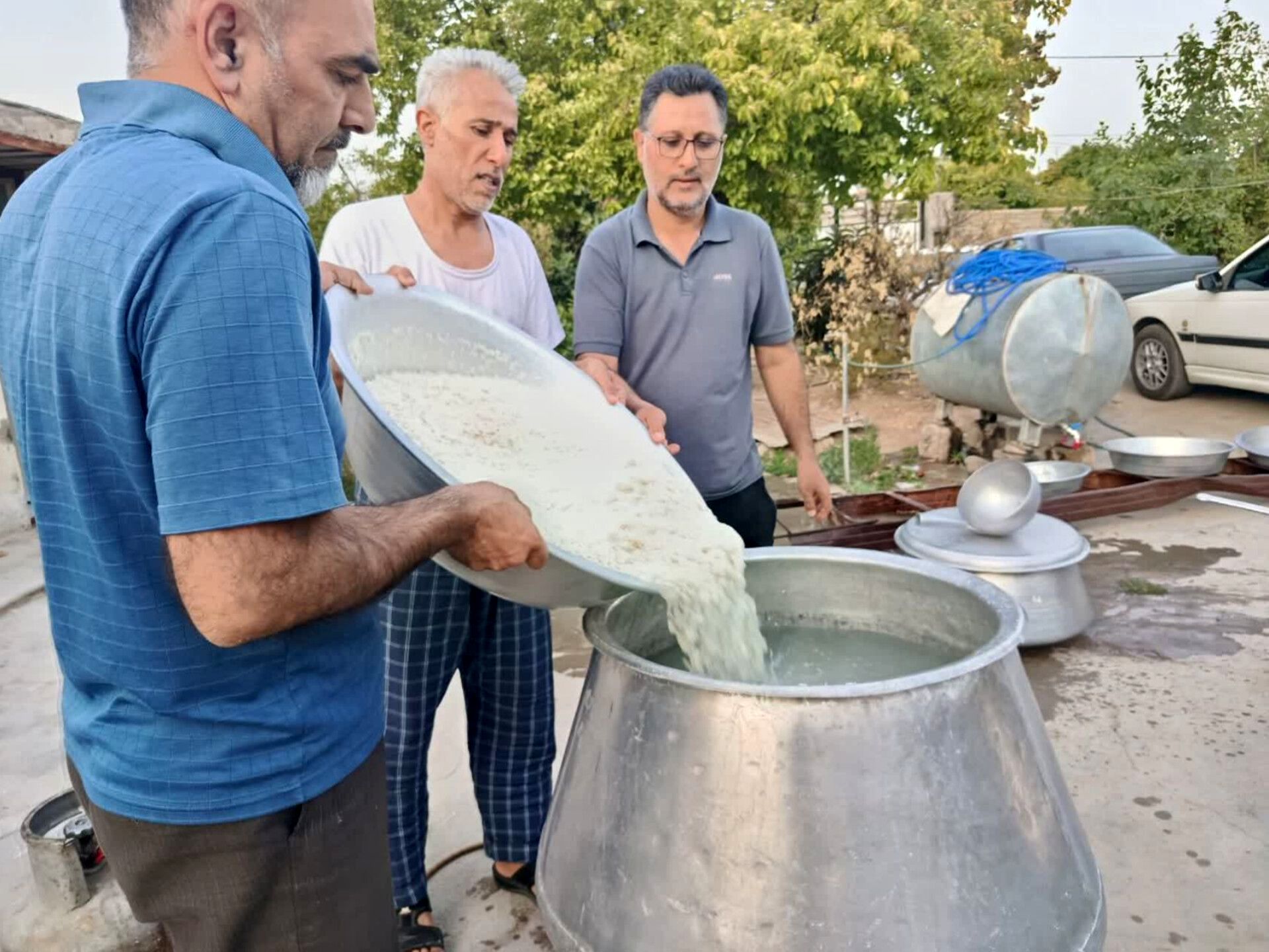 پخت و توزیع نذری در روز تاسوعای حسینی روستای حسن آباد داراب استان فارس